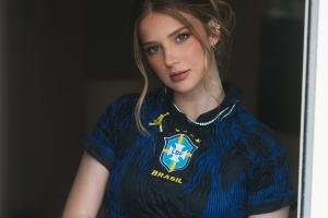 世界杯社交场：马丁内利女友展现绝美风采，胡梅尔斯女友看台吸睛