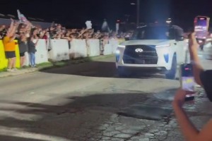球迷夹道欢迎！晋级总决赛的马刺球员凌晨都开啥车返回圣城？
