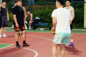 启动大师来了！吧友们你们觉得这样的启动上篮有走步吗？