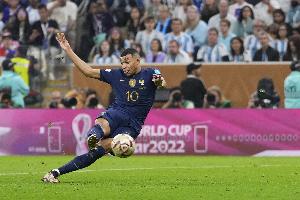 迪萨西回忆2022年世界杯：姆巴佩表现最出色，凯恩防守最难应对，登贝莱最为滑稽