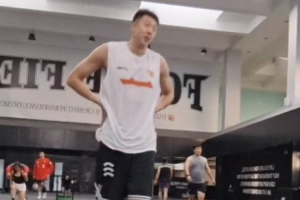 王少杰直播中身着宏远队训练装备训练，表示暂不返回广东，未来去向尚不确定