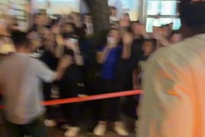 这人气真是杠杠滴！字母哥中国行去到香港，与大批球迷互动！
