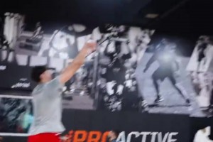 雷霆2米21中锋马拉的三分训练视频，有点准呀