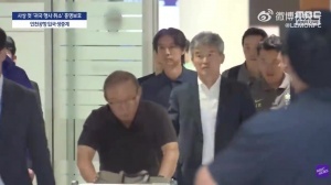 凌晨四点抵韩的洪明甫教练仍遭球迷怒吼。