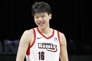 队记:我看杨瀚森可能需2-3年才能崭露头角,他是个有潜力的球员