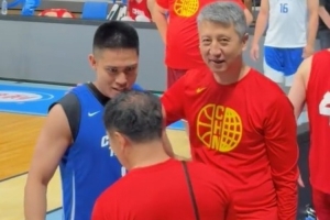 陈盈骏与郭士强、崔永熙同在龙狮效力，旧友重逢热情交谈