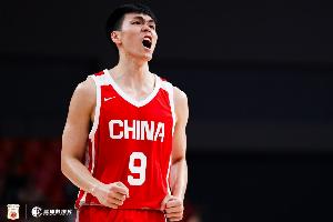 替补表现亮眼！庞峥麟半场3投1中贡献5分3篮板 精彩完成2+1进攻