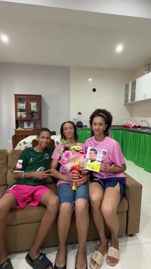 佛得角华人分享视频：帮助沃齐尼亚母亲办理赴美手续，昨日上午送至机场告别