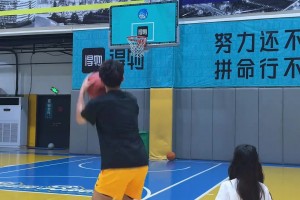 她从不嫌弃打完球满身是汗的我...