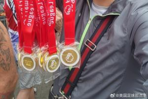笑哭！阿森纳夺冠巡游中，球迷售卖奖牌，揭去贴纸显现：利物浦为冠军！