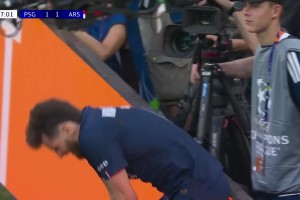 风驰电掣！K77带球极速反击打门皮球折射击中立柱！