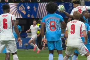 萨迪基在防守角球时可能手球，英格兰教练团队提出异议，但裁判未作出反应