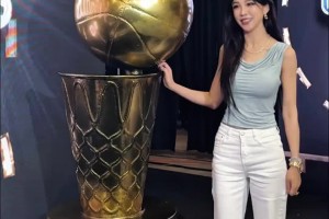 周玲安社媒晒自拍：NBA总决赛！G1我来啦！
