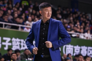 媒体人称：杜锋事务繁重，广东男篮应积极为杜教练缓解压力，或考虑聘请外籍教练