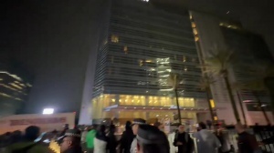 盘外战术是否有效？墨西哥球迷昨夜在酒店外持续鸣笛，对厄瓜多尔赛前进行抗议