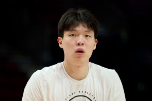 杨瀚森未为等候的球迷签名，球迷回应：那我们都没吃饭了，你签名可以吗？