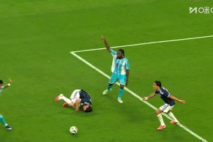 阿根廷1-0领先！塔利亚菲科造点，劳塔罗主罚稳稳命中！