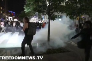 突发：麦迪逊广场附近人群中发生剧烈爆炸！观众纷纷逃离