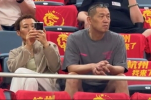 杨瀚森回归中国男篮的首场比赛，其父母亲临现场助威