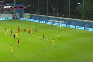 黄嘉辉射门造对手手球！张玉宁点射破门，国足2-0领先新加坡