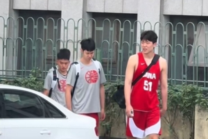 网友捕捉到今日中国男篮训练瞬间 杨瀚森身穿51号球衣神采奕奕