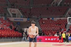 中国男篮迎战日本男篮一役即将开打！杨瀚森赛前展开热身