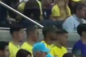 看看维尼修斯前女友在现场受到嘘声时的反应……不得不说是大心脏