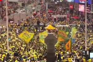 巴西球迷霸占了纽约时代广场