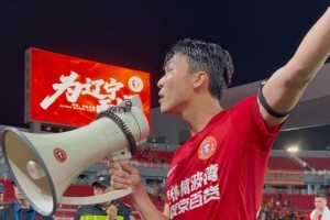 辽宁铁人楠波湾主场最终以1-5败给山东泰山，结束了之前的连续三场胜利
