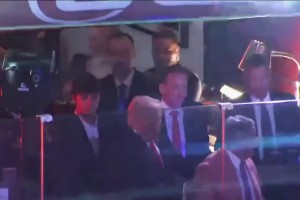 比赛事热度还高啊！特朗普现场观看总决赛G3