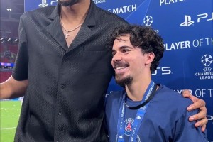 下一个目标：世界杯！维蒂尼亚获全场最佳，字母哥为其颁奖