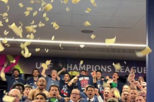 欧冠两连冠到手！巴黎众将更衣室高歌庆祝夺冠！