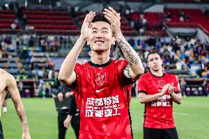 足球报：韦世豪步入生涯最稳时期，蓉城队长责任在肩