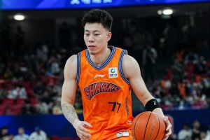 国产新星攻防两端出色！张镇麟7投3中获9分2篮板3助攻2抢断1盖帽 末节犯规满被罚下场