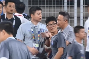 记者：于根伟因补时不足争论被出示红牌，球员感到无奈和愤怒