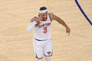 自NBA合并至今，仅有三人总决赛场均得分15+篮板：摩西·马龙、约基奇、哈特