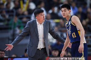 解说：杜锋言辞可能过于直接，孩子们更偏爱温柔的教育方式；他存在路径依赖问题