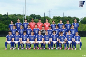 日本队今日训练结束后合影留念，南野拓实与久保建英共同身穿8号球衣入镜