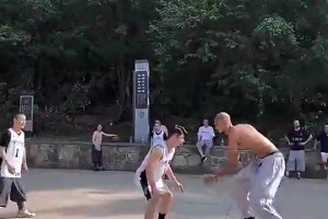 文班亚马休赛期赤膊上身在少林寺打球，这身体谁看了不震撼？