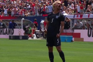 美国1-1扳平德国！罗宾逊凌空爆炸世界波破门！连续空翻霸气庆祝