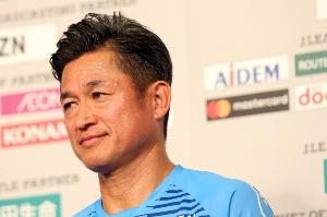 雅虎体育：日本J3球队福岛联队继续与59岁前锋三浦知良签约，目标踢到60岁