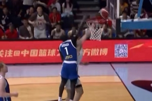 杨瀚森遭钉板阻挡反击!郭艾伦称赞:20岁NBA新秀正处于最佳时期,全力冲击篮筐!