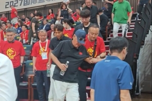 赵本山与宋小宝现场观赏男篮世预赛，工作人员搀扶下提前离场