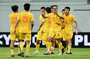 足球报：国足与新加坡之战下半场换上10名球员，整体表现混乱，缺乏默契