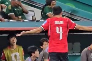 疑问：金玟哉在第65分钟被换下，离场时对教练组理论性摊手