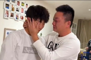 泪目!拉玛西亚中国头号球星李昊炎谈踢球经历时泪流满面,紧紧相拥哭泣