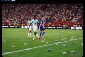 FIFA将对克罗地亚球迷扔瓶子事件进行调查，或将处罚克罗地亚足协
