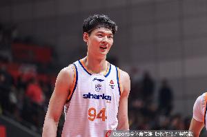 王哲林表示理解孙铭徽的心情，即便受伤也坚持出战，毕竟谁不是为了球队呢？