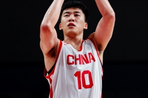 王俊杰持续展现高效大前锋实力，把握机会进攻，对抗力出色
