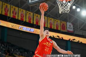 胡金秋上半场10投9中，三分2中1，贡献22分3板1助1断，状态神勇！